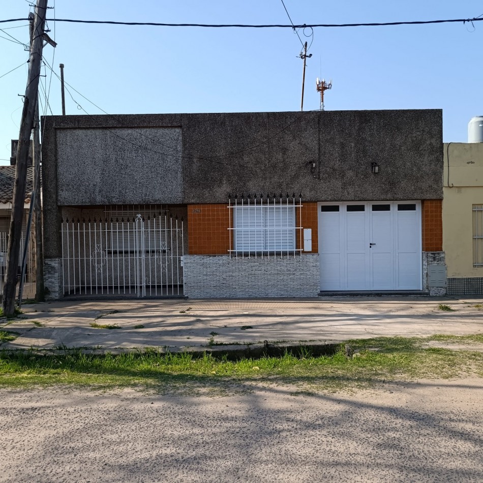 CASA DE 2 DORMITORIOS A METROS DE AV. BLAS PARERA, SANTA FE