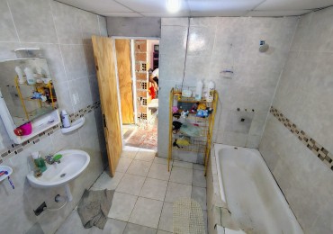 CASA INTERNA DE TRES DORMITORIOS, BARRIO ROMA, A REFACCIONAR 