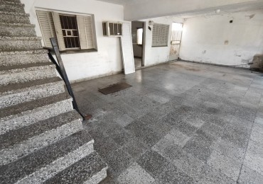 Casa a reciclar con galpon, patio y departamento.