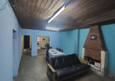Casa de 3 dormitorios , local y cochera 