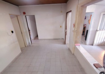 Casa con cohera y patio a metros de avenida galicia 