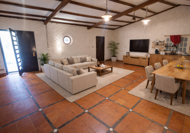 Casa con 2 viviendas y 2 piletas en Villa California | Ideal renta o vivienda + alquiler | Terreno 879 m²