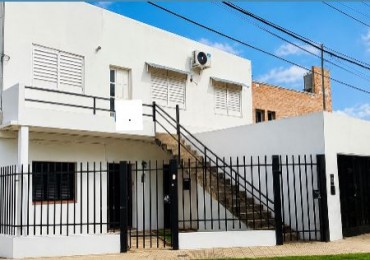 Casa en Planta Baja y Planta Alta, al frente en Santa Fe